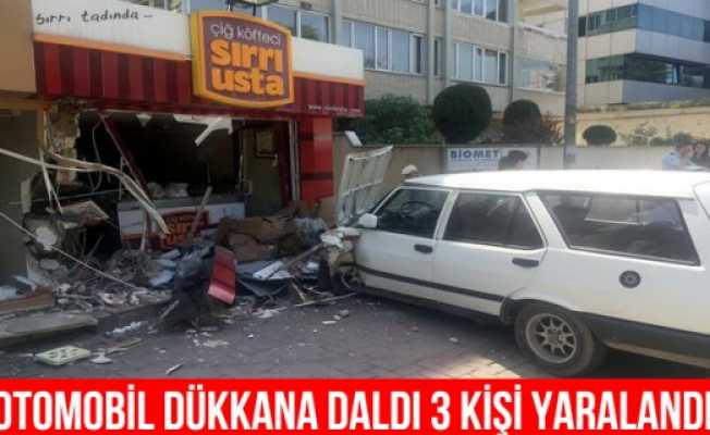 Bursa#039;da otomobil dükkanlara çarptı: 3 yaralı