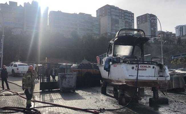 Gemlik#039;te balıkçı barınağına çekilen tekne yandı