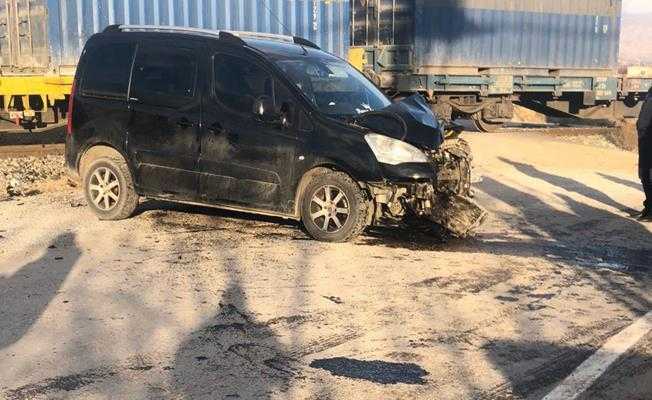 Malatyada yük treni otomobile çarptı