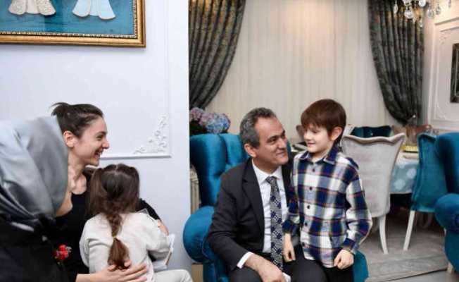 Bakan Özerden öğrencilere sürpriz ziyaret