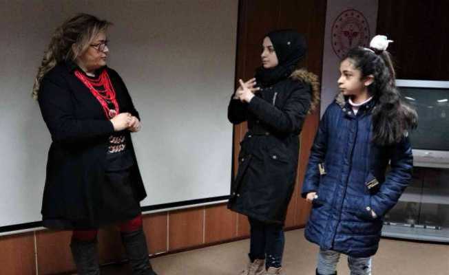 Çocuğunun dilini öğrendi 10 yıl sonra ilk defa quot;kızımquot; dedi