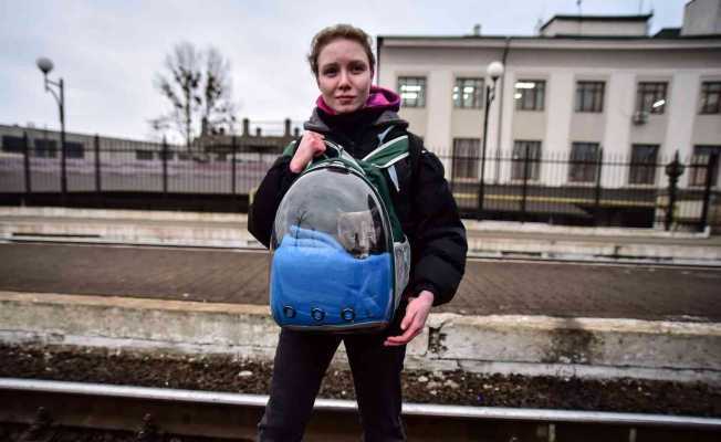 Gecesiyle gündüzüyle Lviv tren istasyonu