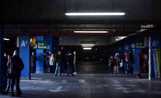 Lvivde halk, sirenler sonrası AVM otoparkına sığındı
