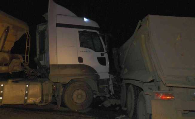 Şile otoyolunda hafriyat kamyonu bariyerleri kırıp karşı şeride geçti: 2 hafif yaralı