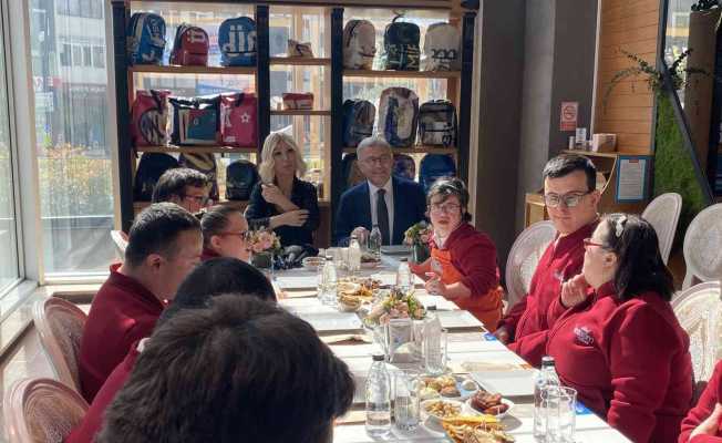 Üsküdarda Down Sendromu Farkındalık Gününde özel çocuklar Seda Sayan ile buluştu