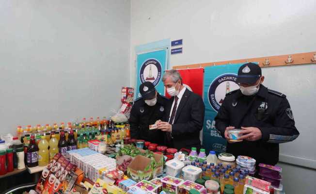 Zabıtalar KDV denetimi yaparken tarihi geçmiş binlerce ürün ele geçirdi