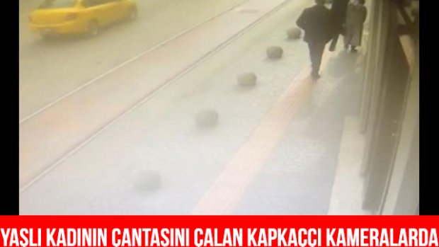 Kapkaççı Yaşlı Kadının Çantasını Çalıyor