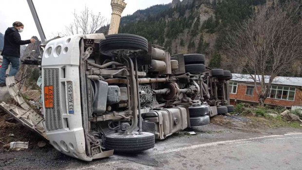 Zift yüklü tanker kaza yaptı: 2 yaralı