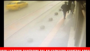 Kapkaççı Yaşlı Kadının Çantasını Çalıyor